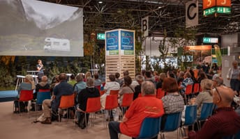 Jenny Krutzinna auf der Travel & Nature Connected Bühne auf der Caravan Salon 2023 in Düsseldorf