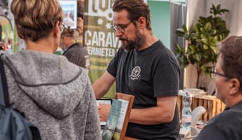 Lukas Koerdt am Camping App Stand auf dem Caravan Salon 2023