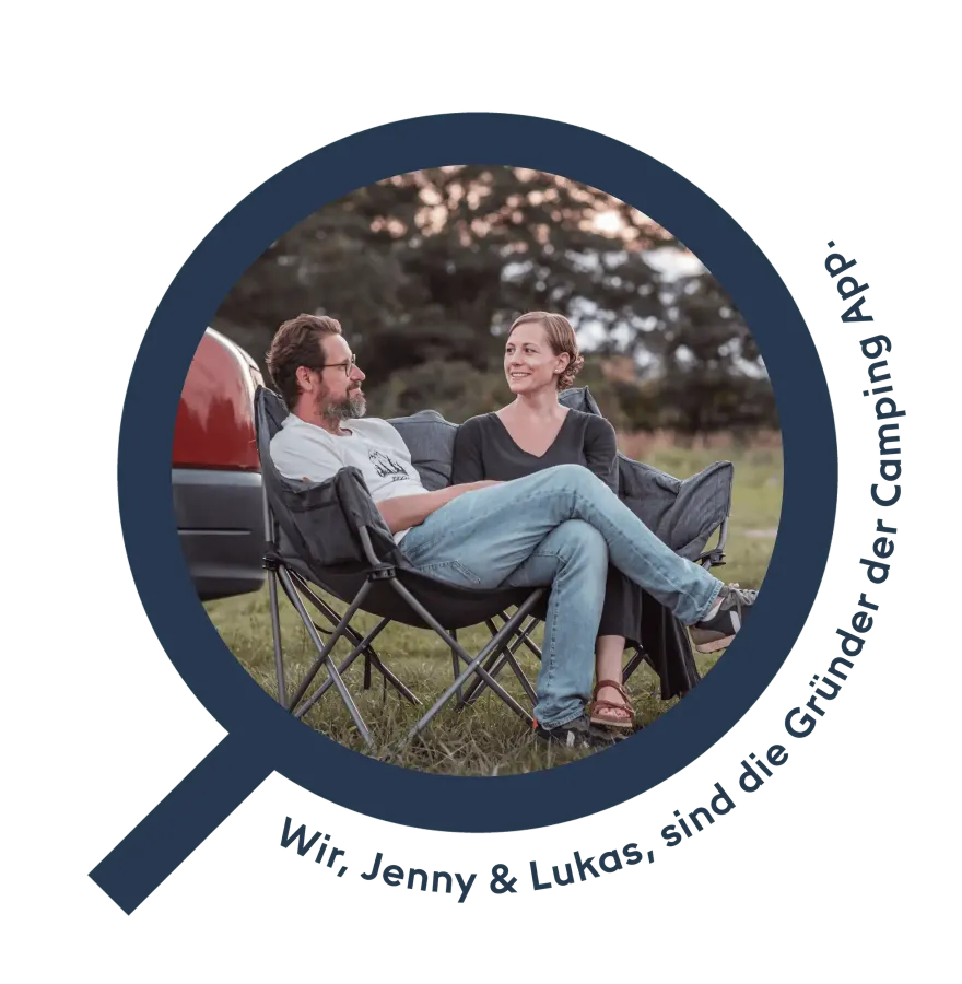 Die Macher der Camping App Jenny und Lukas sitzen im Campingsofa