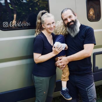 Kim Philipp und Emil vor ihrem Kastenwagen Loki