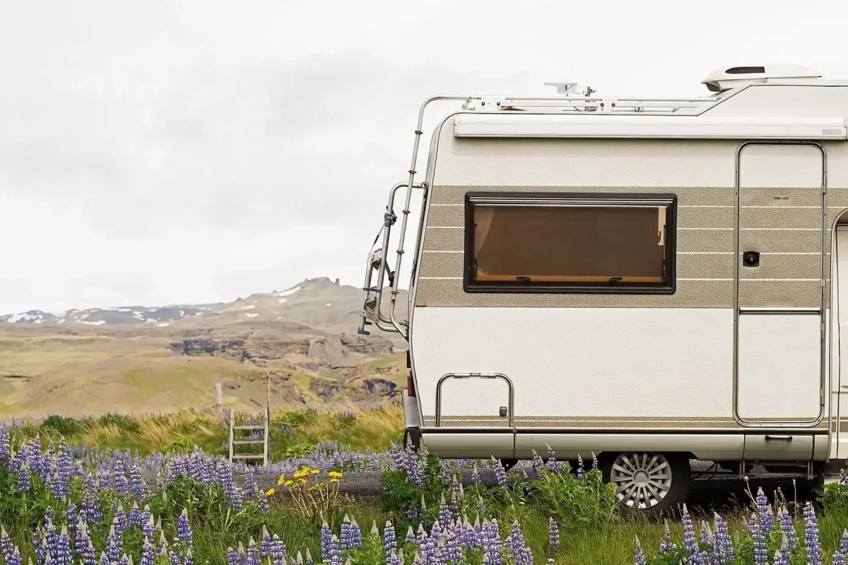 Foto eines alten Hymer-Wohnmobils in schöner Natur