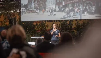 Jenny hält auf dem Caravan Salon Düsseldorf einen Vortrag über Skandinavien