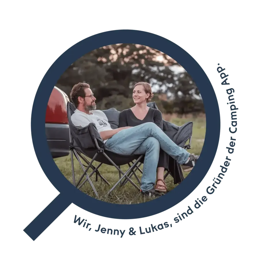 Die Macher der Camping App, Jenny und Lukas, sitzen im gemütlichen Camping-Sofa.