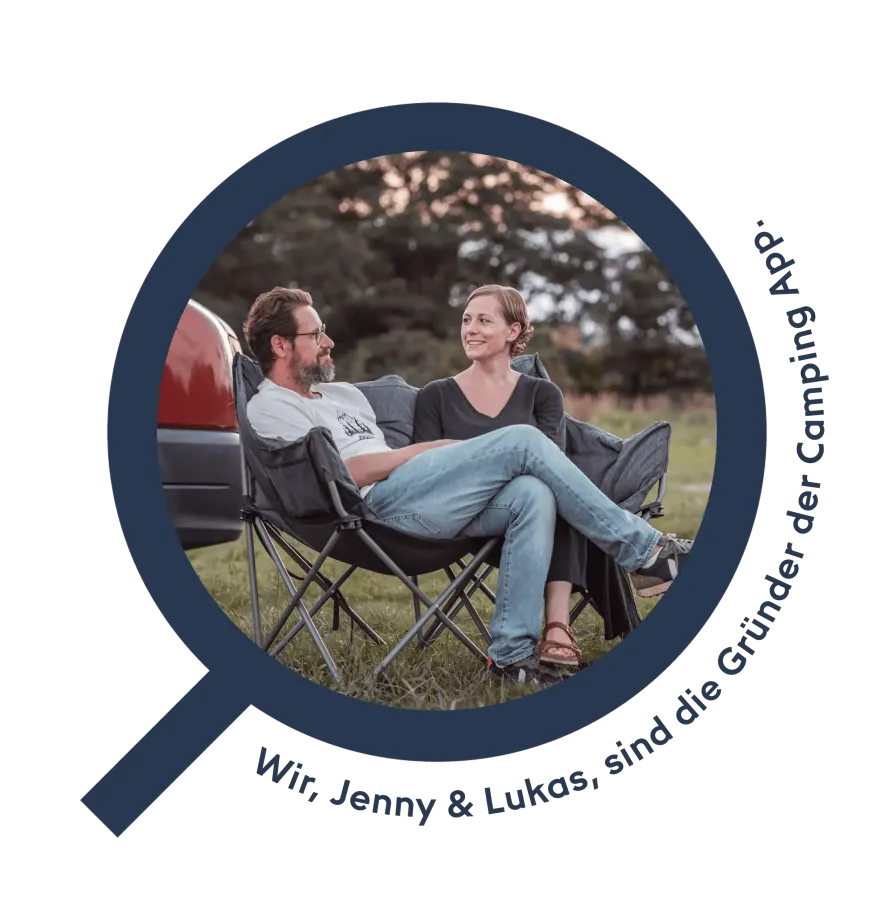 Die Macher der Camping App Jenny und Lukas sitzen vor ihrem Auto