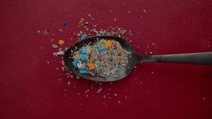 Plastiklerin doğada çözünmesi yüzyıllar sürerken, mikroplastikler çoktan soframıza kadar ulaştı. Hangi gıdalar mikroplastik içeriyor, vücudumuza etkileri neler ve bu görünmez tehlikeden nasıl koru.png