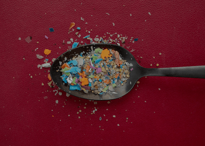 Plastiklerin doğada çözünmesi yüzyıllar sürerken, mikroplastikler çoktan soframıza kadar ulaştı. Hangi gıdalar mikroplastik içeriyor, vücudumuza etkileri neler ve bu görünmez tehlikeden nasıl koru.png