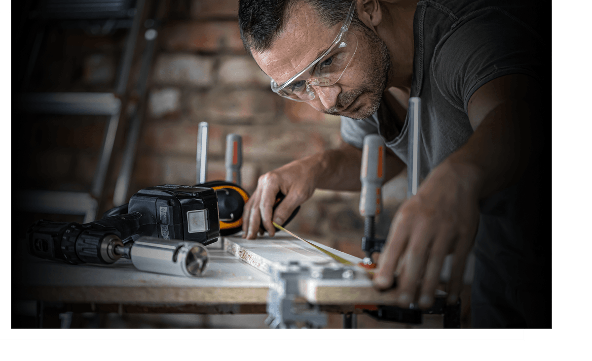 APV Tømrer- og snedkerarbejde hvid baggrund.png