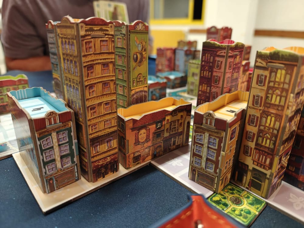 Zoom sur les immeubles en carton 3D de la bourgade de Bella Vista