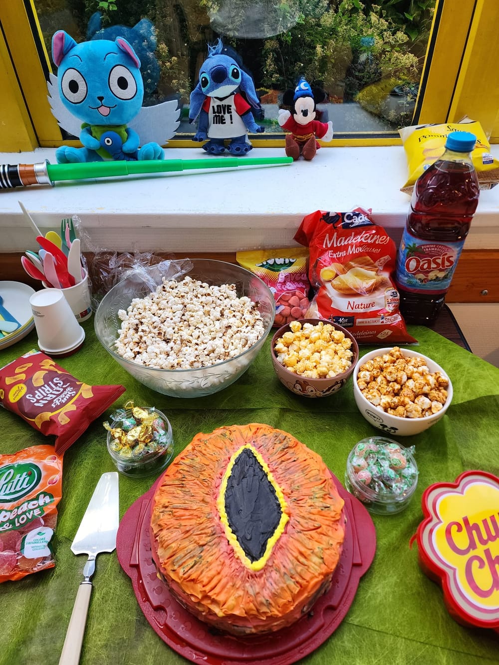 Le buffet impérial avec le gâteau Œil de Sauron, le pop-corn maison de Joëlle et les mascottes de la pop-culture