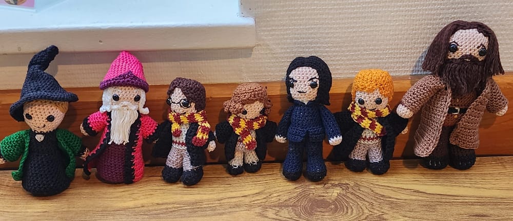 Les figurines en crochet d'Alix représentant la clique de Poudlard, de McGonagall à Hagrid