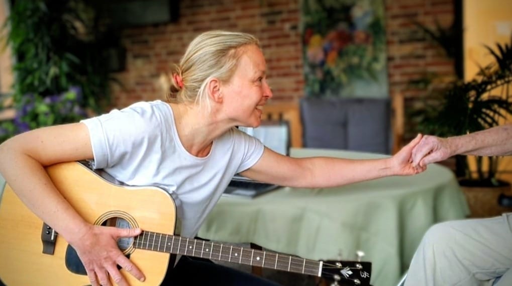 Inge gitaar zorgmuzikant.jpg