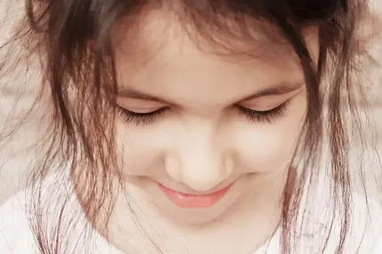 visage d'une petite fille qui semble soulagée