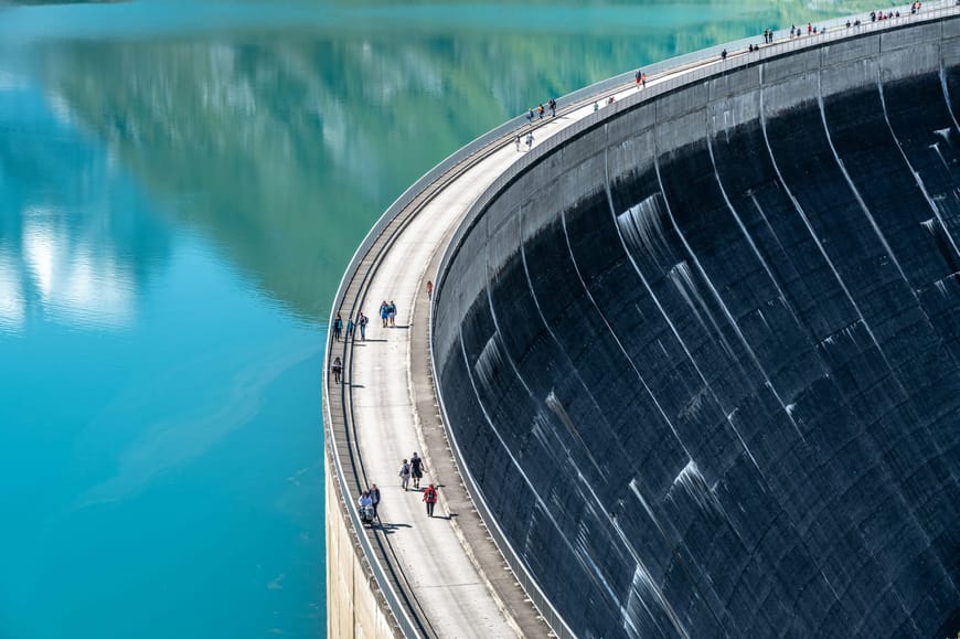 barrage arrondi au bord d'une retenue d'eau