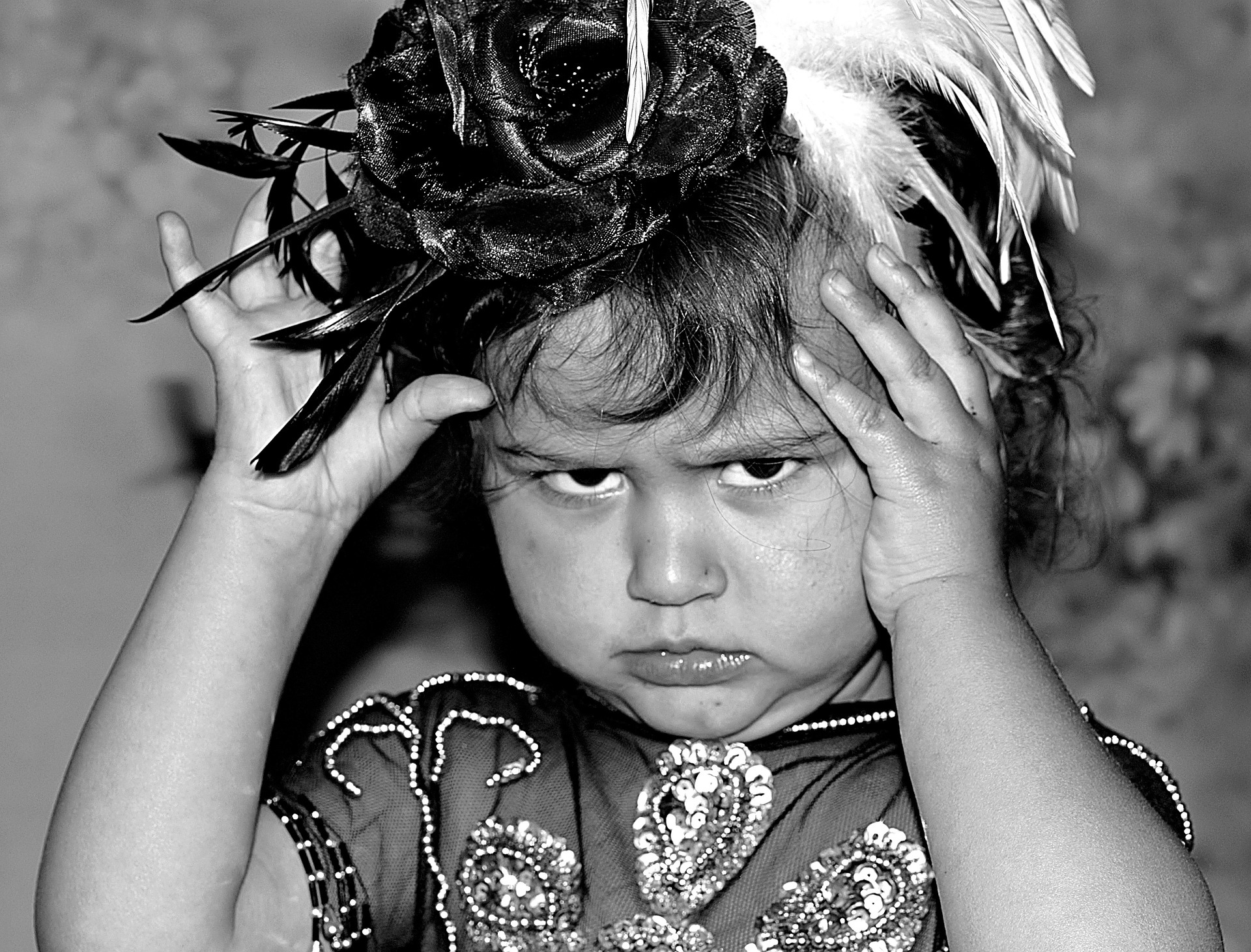 photo en noir et blanc d'un jeune enfant en colère, le regard noir. 