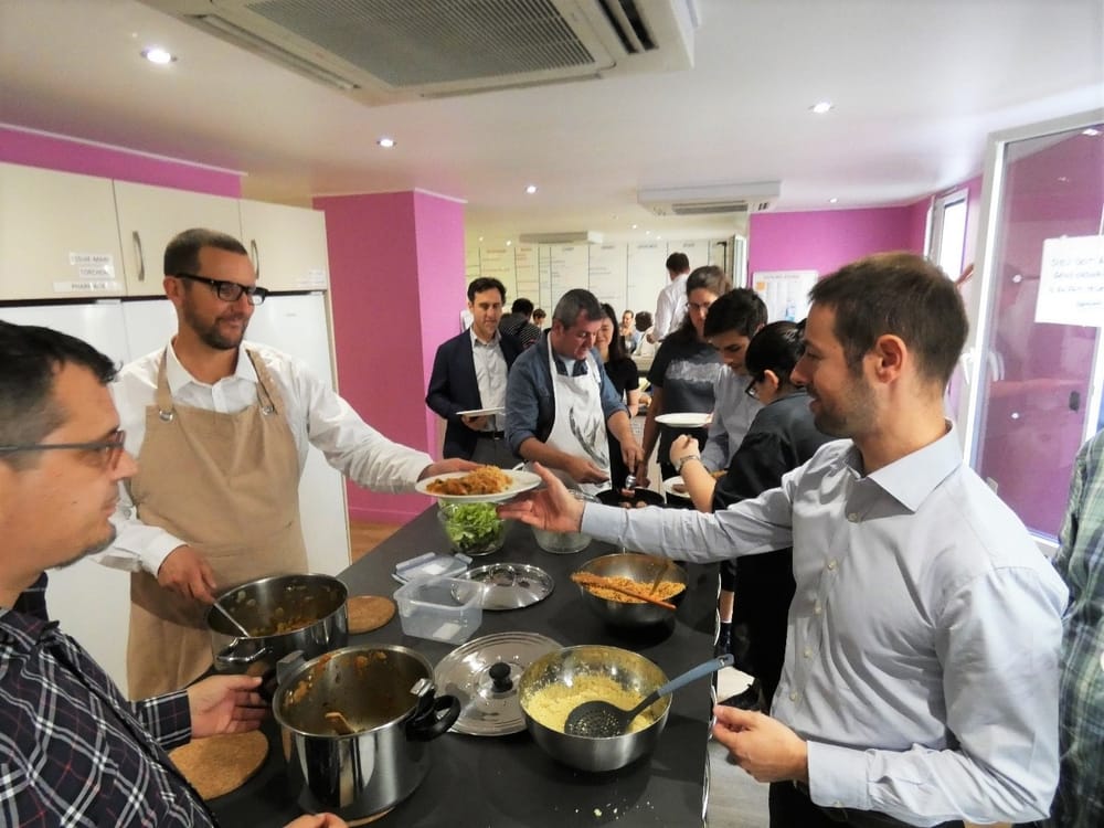 personnes-autour-d-une-table-preparant-des-repas