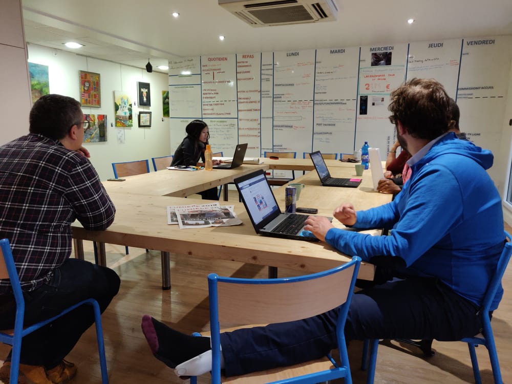 personnes-attentives-a-un-cours-pour-reprendre-un-emploi