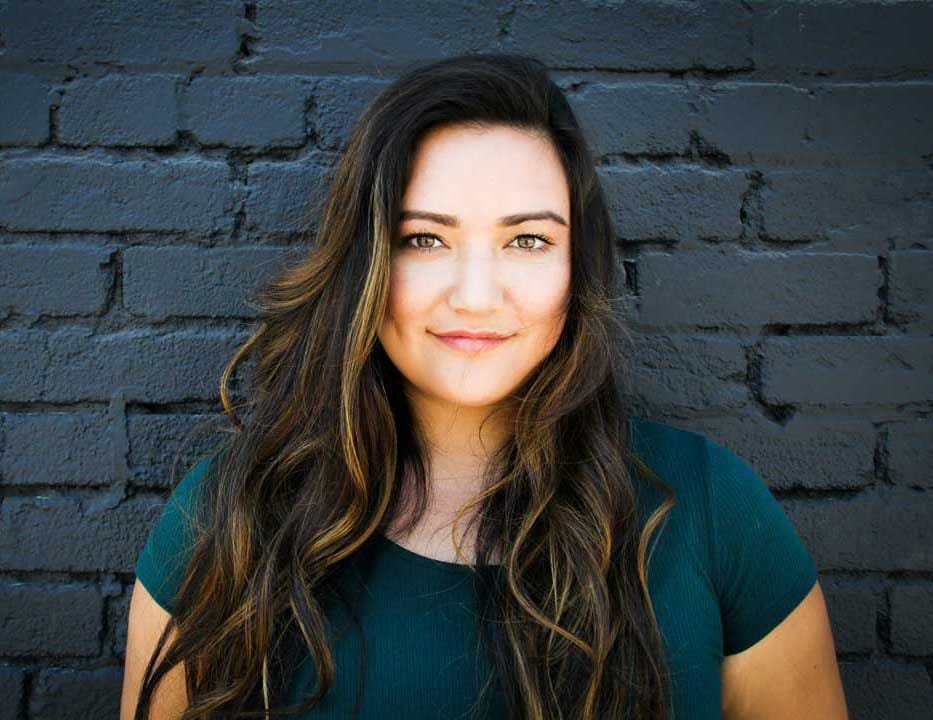 Femme page accueil pexels-hannah-nelson.jpg