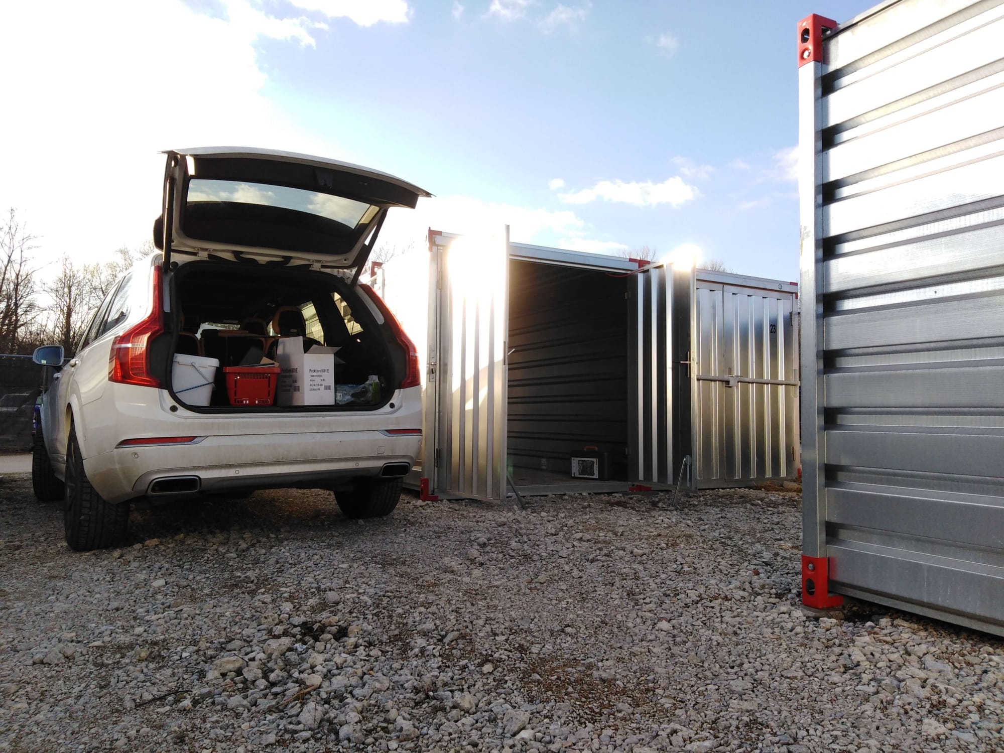 Lagerraum mieten vor dem Lager parken einlagern in Augsburg, Neu-Ulm, Donauwörth