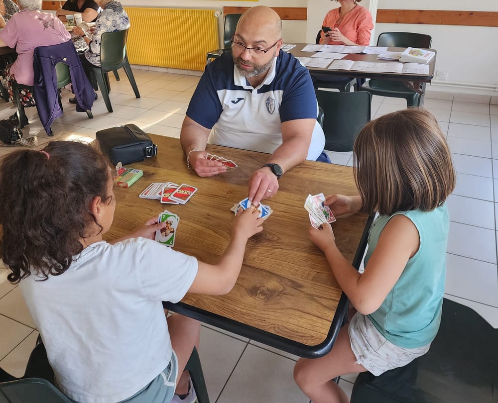 Dany et son sourire ravageur en pleine distribution de cartes