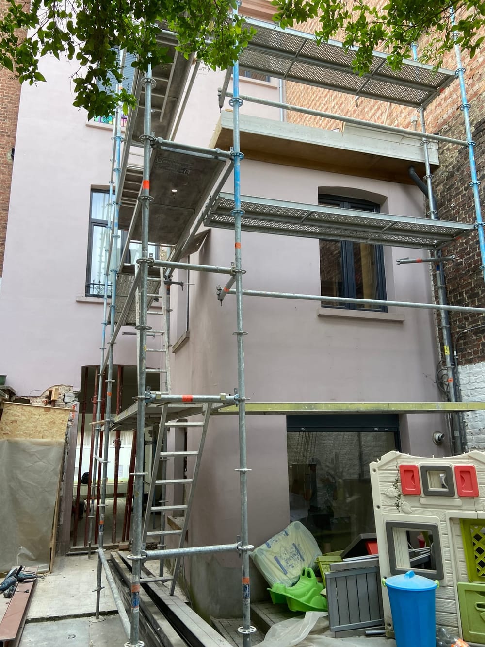 Etterbeek avant terrasse arrière et bureau au-dessus.jpeg