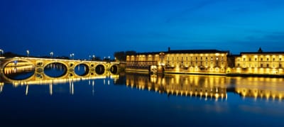 vue-celebre-de-pont-neuf-par-nuit-toulouse.jpg