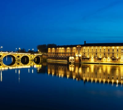 vue-celebre-de-pont-neuf-par-nuit-toulouse.jpg