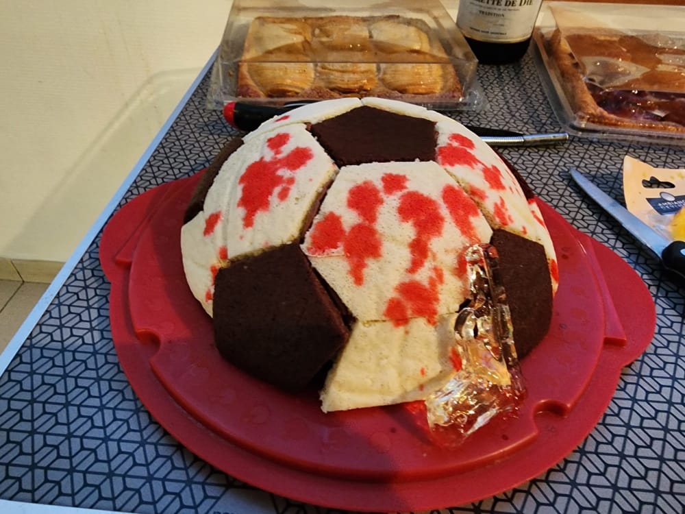 Le myst&eacute;rieux g&acirc;teau ballon de football ensanglant&eacute; flanqu&eacute; de son arme du crime sucr&eacute;e