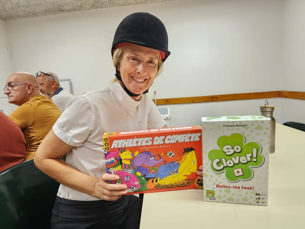 Alexandra arborant fi&egrave;rement sa tenue de cavali&egrave;re et ses bo&icirc;tes de jeux victorieuses