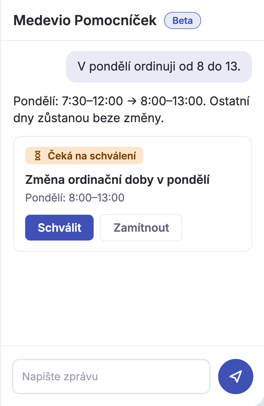 Panel Pomocníčka s kartou Čeká na schválení: změna ordinační doby v pondělí z 7:30–12:00 na 8:00–13:00 a tlačítka Schválit a Zamítnout