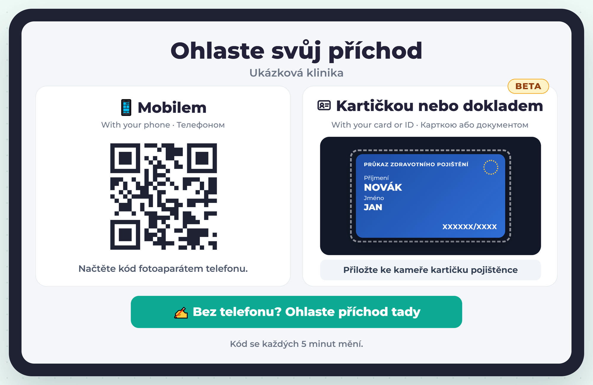 Tablet v čekárně s nápisem Ohlaste svůj příchod: QR kód Mobilem, panel Kartičkou se štítkem BETA a smyšlenou kartičkou pojištěnce a tlačítko Bez telefonu? Ohlaste příchod tady