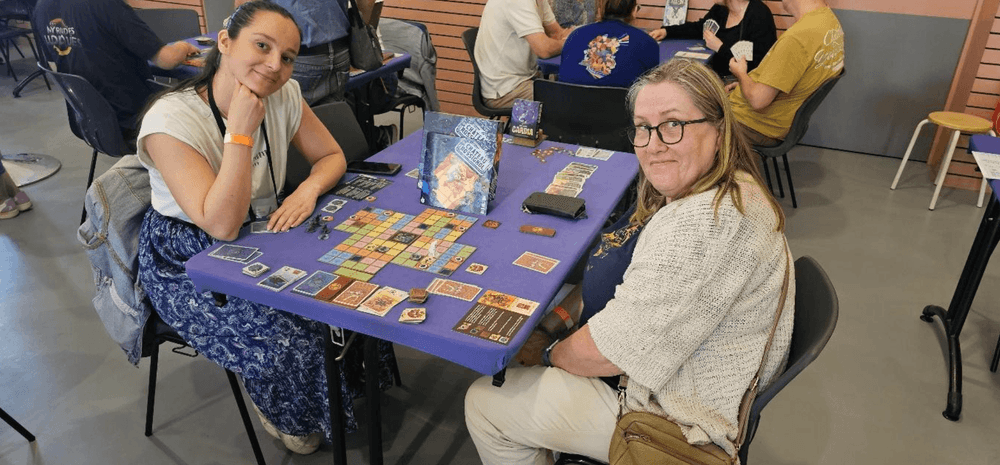 Table de jeu conviviale en pleine partie de cartes autour du jeu Le Château de Rossignol