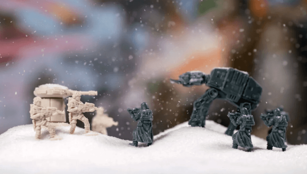 Figurines de soldats rebelles affrontant un imposant marcheur AT-AT imp&eacute;rial sous une temp&ecirc;te de neige]