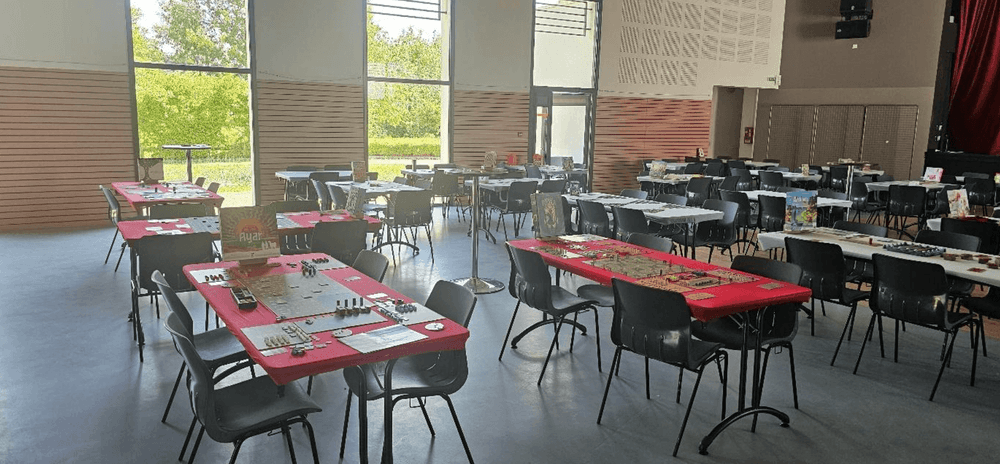 La grande salle du festival de la Côtière, vide et parfaitement dressée avec ses tables de jeu