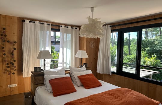 Chambre principale avec vue sur la piscine maison Piraillan