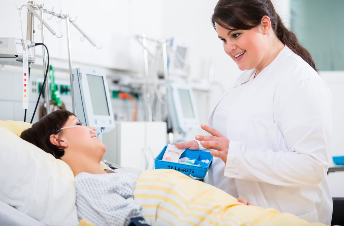 诊所 CCU 的女医生与患者谈论药物治疗_40609284_1.jpg