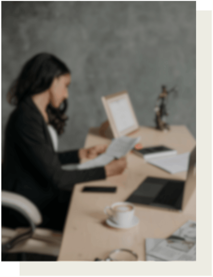 Image d'une femme travaillant à son bureau