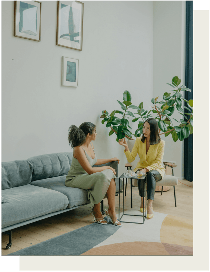 Discussion entre deux femmes assises sur un canapé