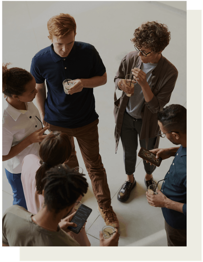 Groupe de personnes qui discutent