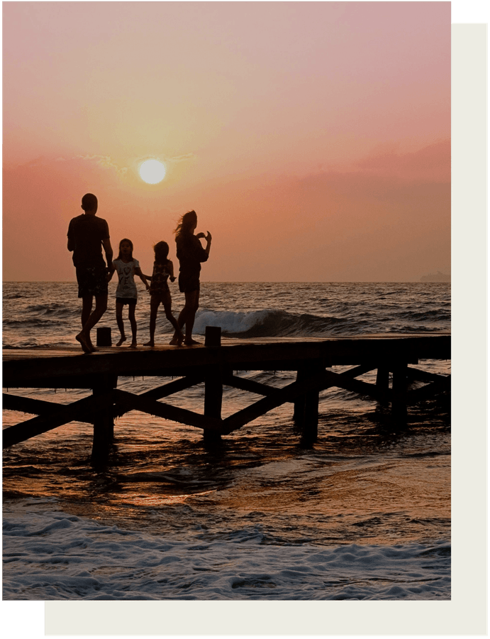Famille sur un pont au bord de l'eau