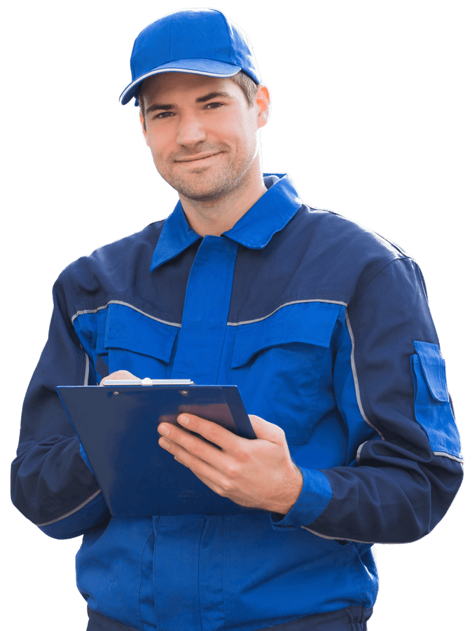 Mann mit blauer Arbeitskleidung und Klemmbrett