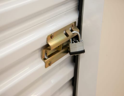 Vorhängeschloss auf Containertor zur individuellen Zutrittssicherung