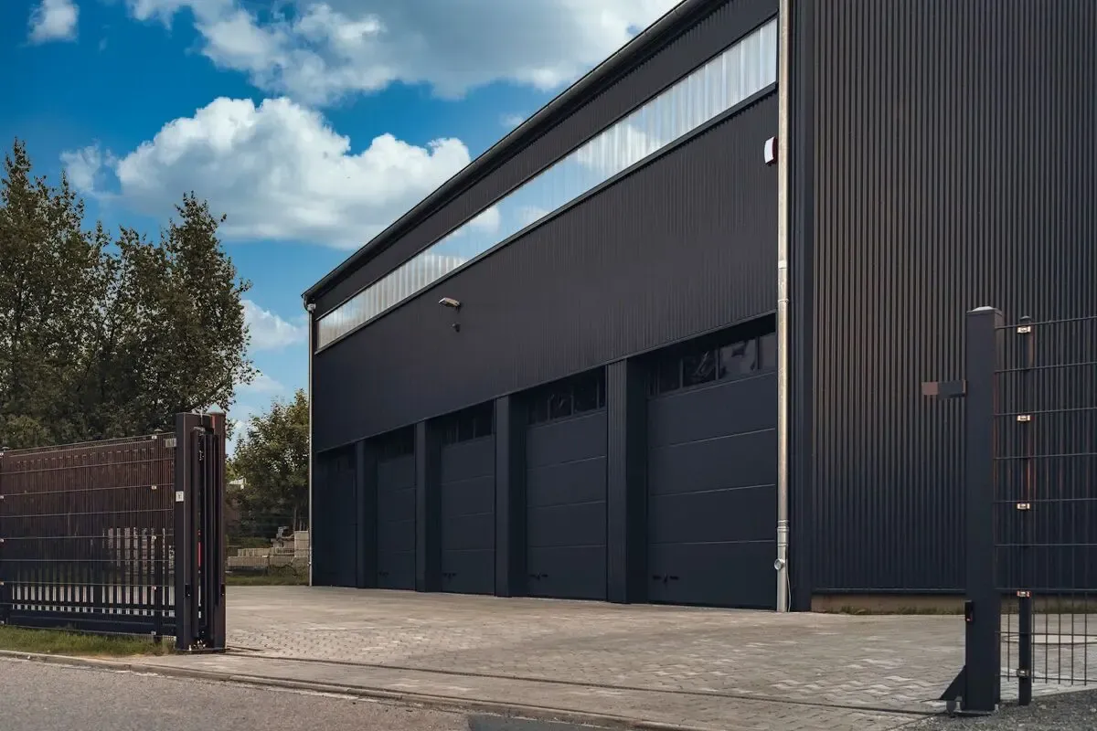 Lagerraum oder Garage mieten Dresden Nord – moderne Außenansicht des Lagerloft auf einem eingezäunten und abgeschlossenen Grundstück am Lidl Markt Hellerau