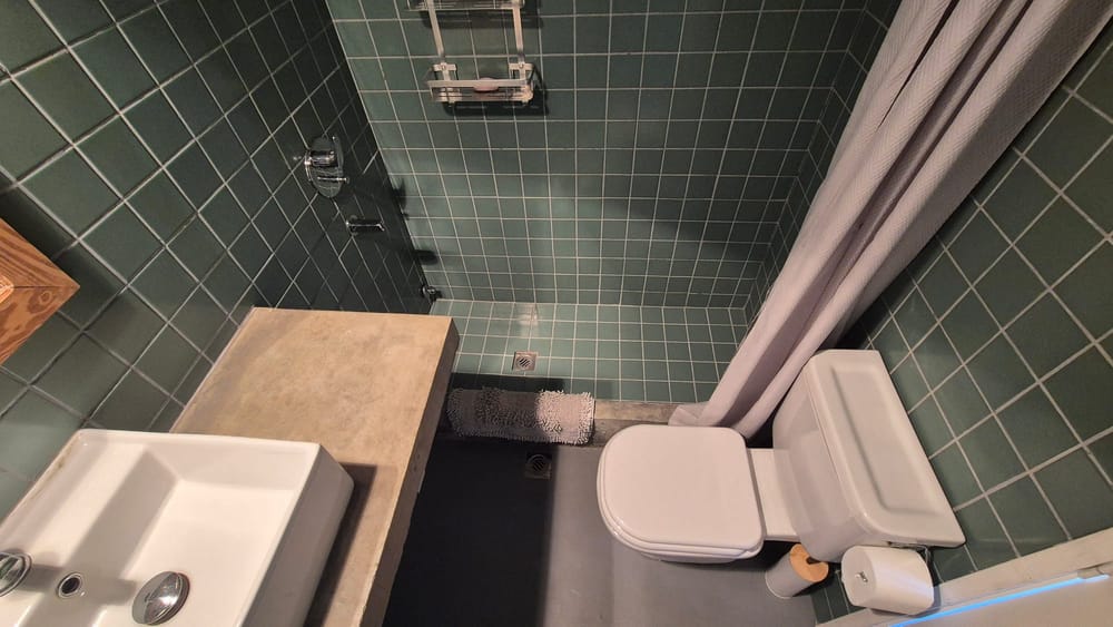 Villa Picaflor El Chorro Bedroom 2-3 Bathroom.jpg