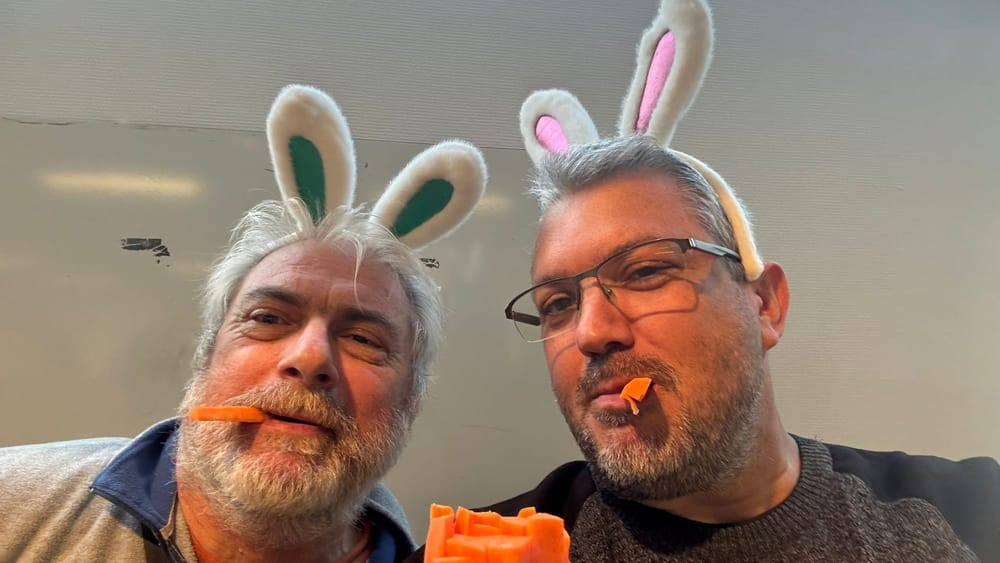 Selfie de deux participants, Sylvain et un comp&egrave;re, portant des oreilles de lapin et croquant des carottes