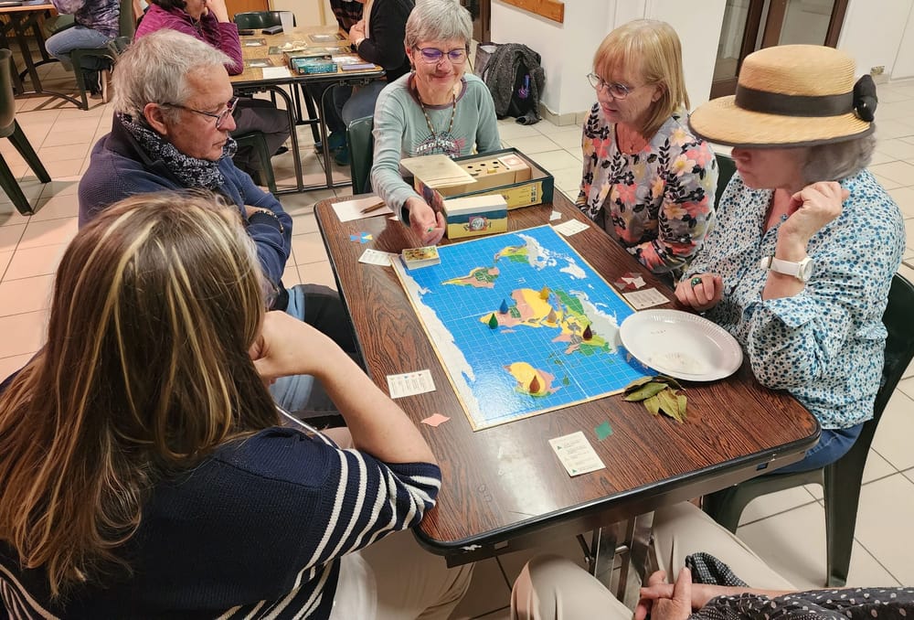 Cinq joueurs concentr&eacute;s autour du plateau de jeu Bioviva