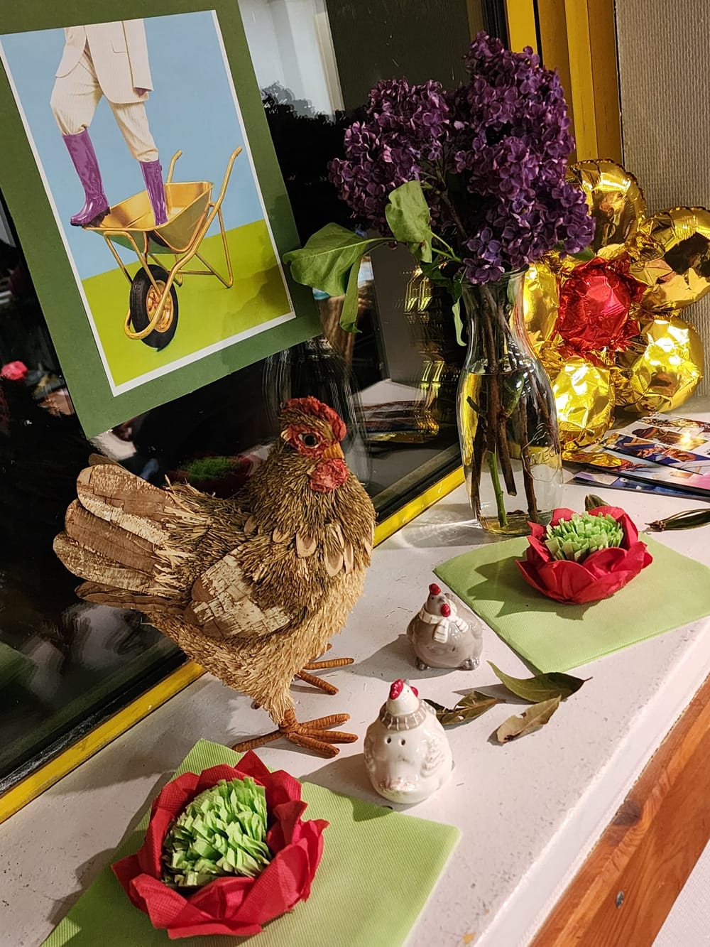 une poule d&eacute;corative en paille et des fleurs en papier