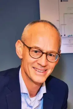 Peter van de Vlught 300x600.webp