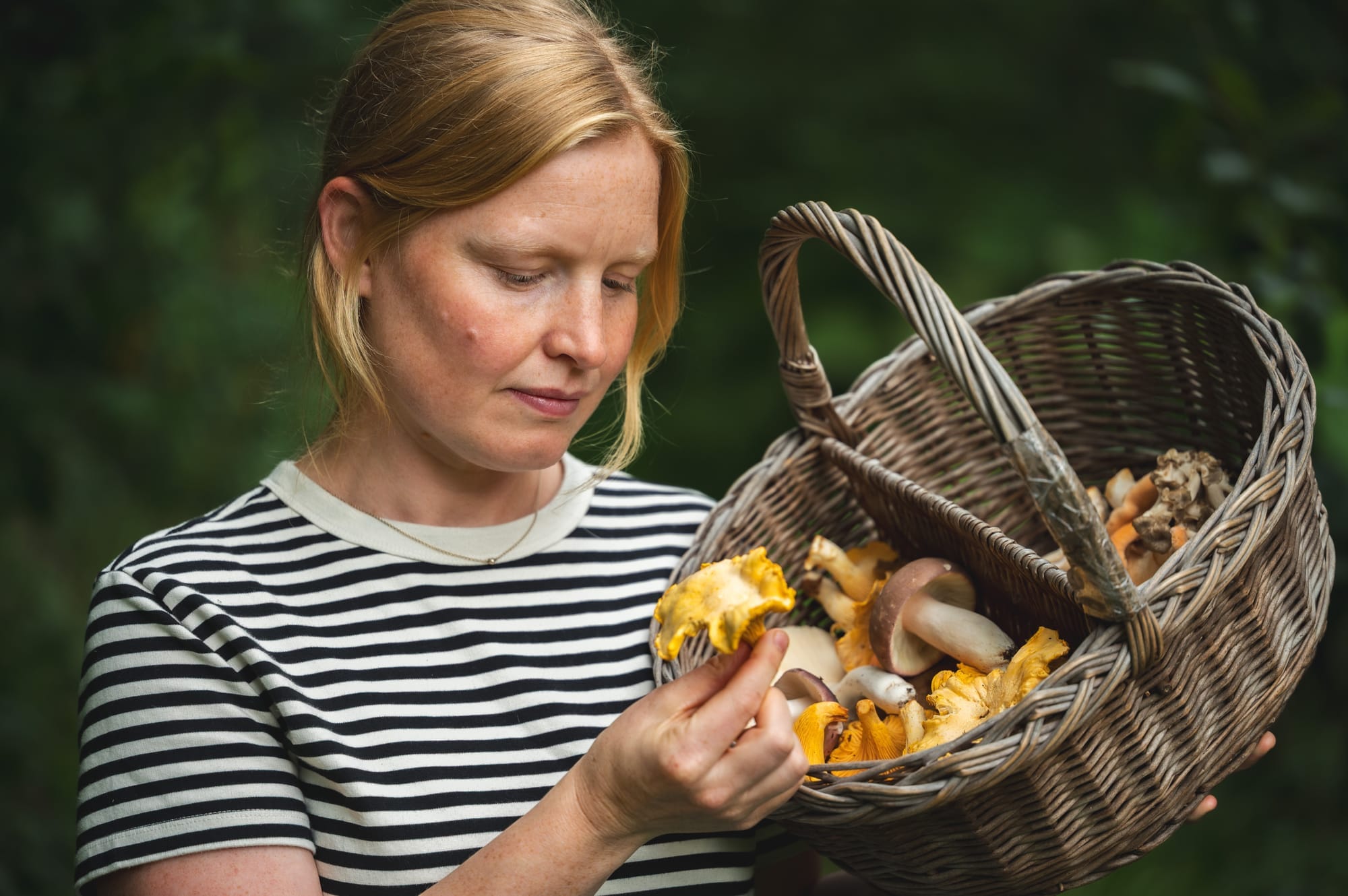 Metteline, biolog med diplom i svampe, viser kurv med svampe fundet på svampetur.