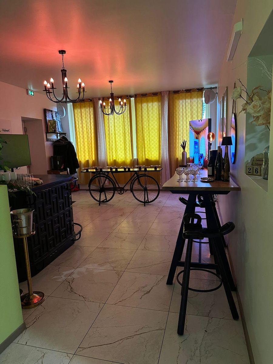Bar et terrasse du Velvert — espace détente pour soirée d'entreprise