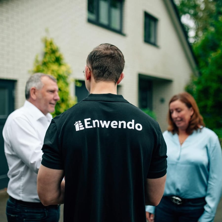 Enwendo Energieberater vor Haus.jpg